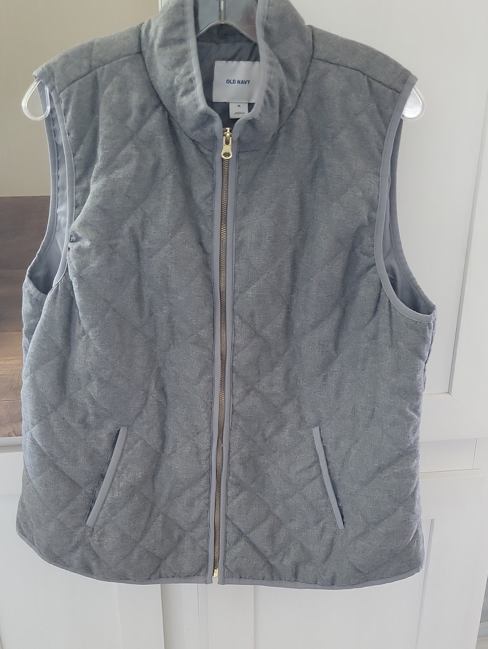 Old Navy Quilted Gray Sleeveless Zip-Front Vest